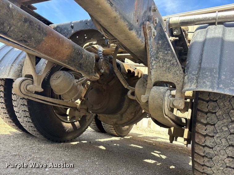 image for item EA4565 2005 International 9900i semi truck