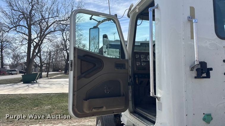 image for item EA4565 2005 International 9900i semi truck