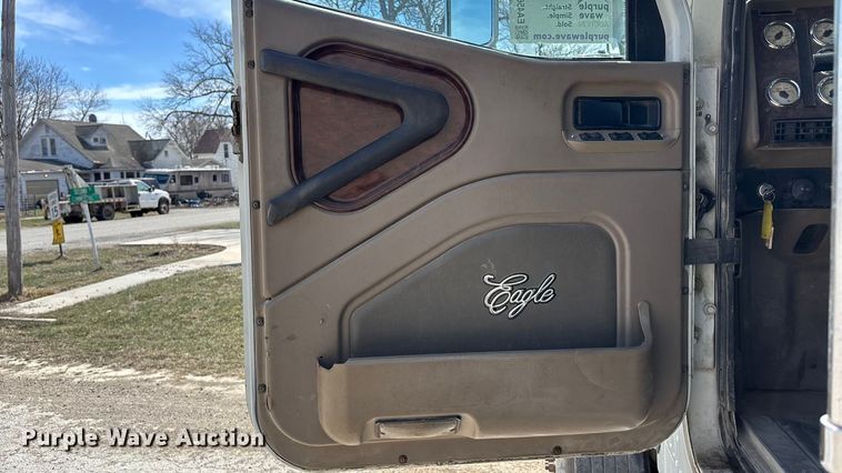 image for item EA4565 2005 International 9900i semi truck