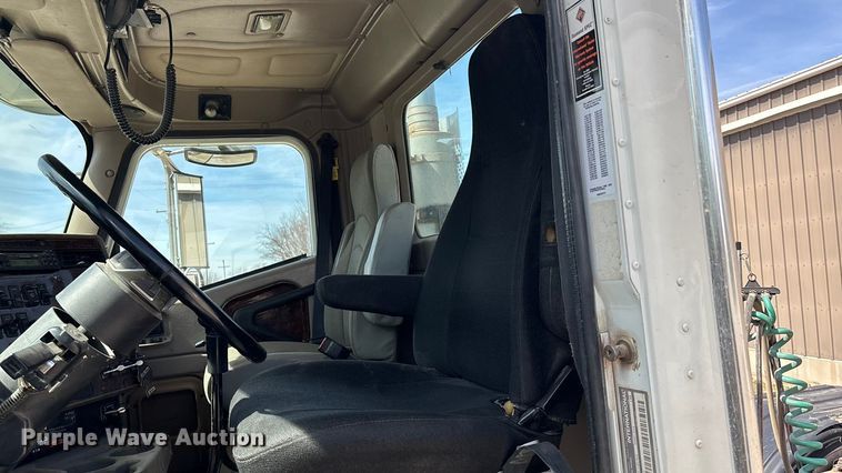 image for item EA4565 2005 International 9900i semi truck