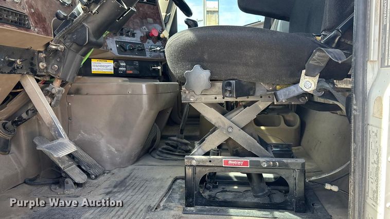 image for item EA4565 2005 International 9900i semi truck