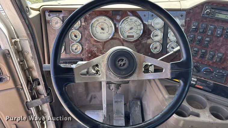 image for item EA4565 2005 International 9900i semi truck