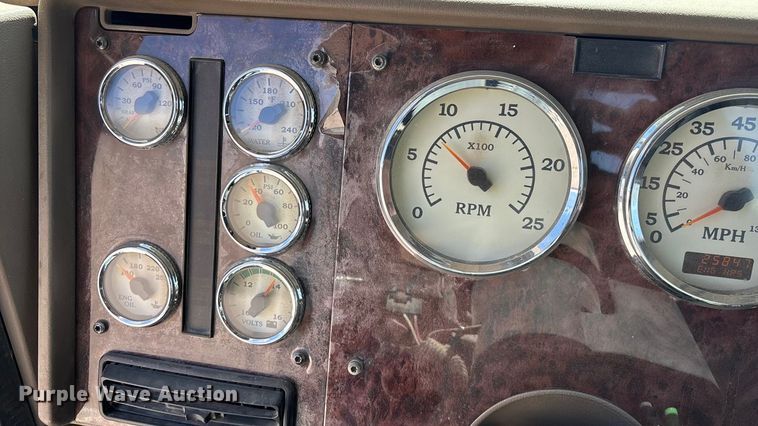 image for item EA4565 2005 International 9900i semi truck