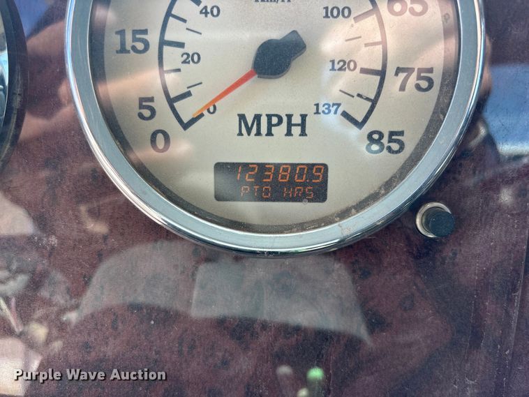 image for item EA4565 2005 International 9900i semi truck