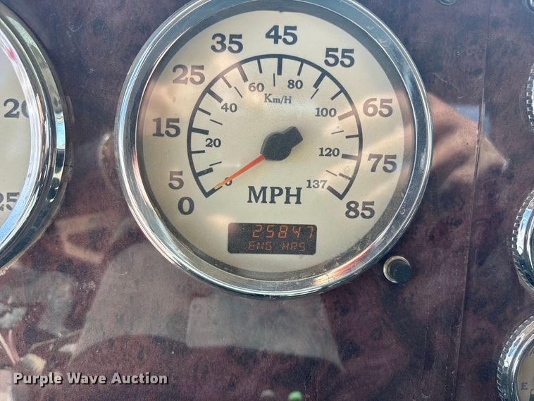 image for item EA4565 2005 International 9900i semi truck