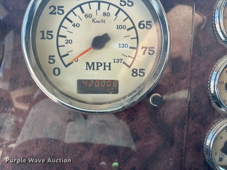 image for item EA4565 2005 International 9900i semi truck