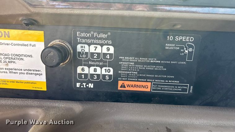 image for item EA4565 2005 International 9900i semi truck