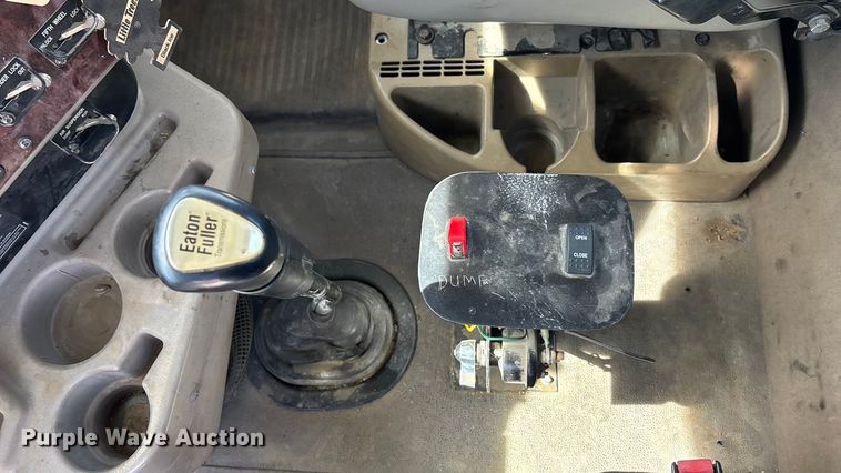 image for item EA4565 2005 International 9900i semi truck