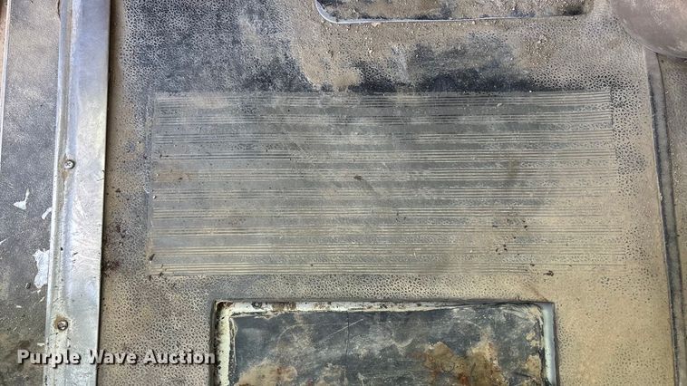 image for item EA4565 2005 International 9900i semi truck