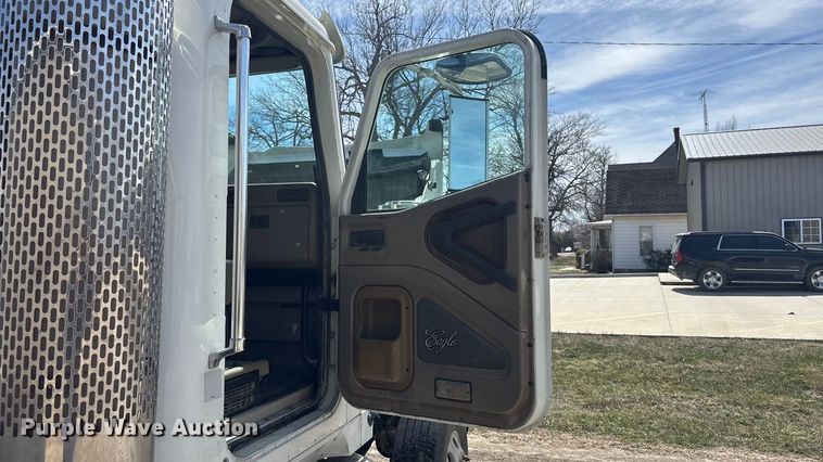 image for item EA4565 2005 International 9900i semi truck