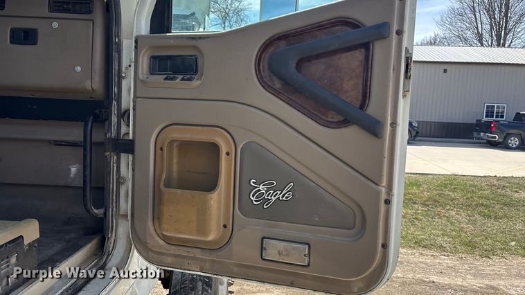 image for item EA4565 2005 International 9900i semi truck