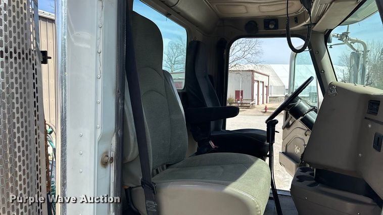 image for item EA4565 2005 International 9900i semi truck