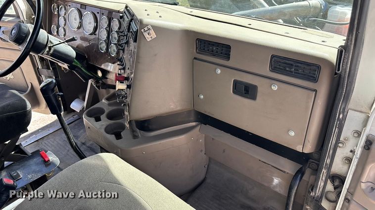 image for item EA4565 2005 International 9900i semi truck