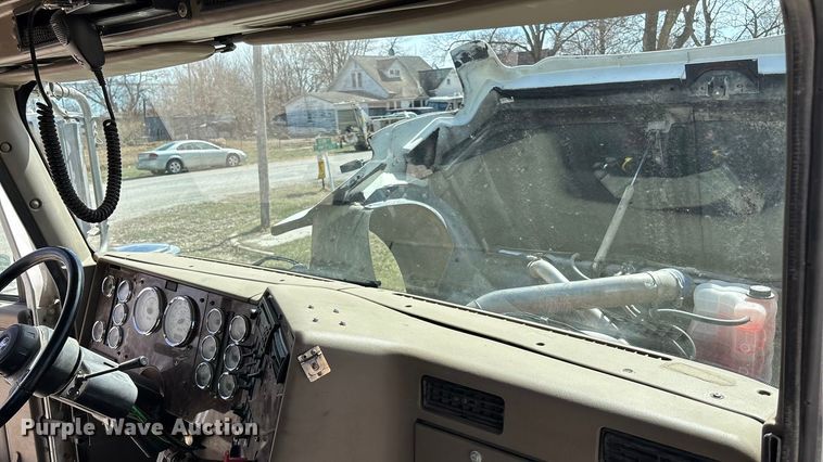 image for item EA4565 2005 International 9900i semi truck