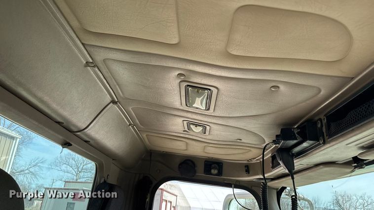 image for item EA4565 2005 International 9900i semi truck