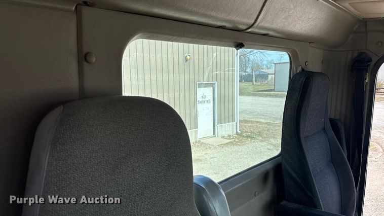 image for item EA4565 2005 International 9900i semi truck