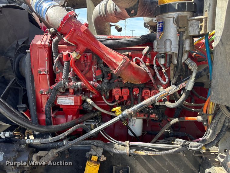 image for item EA4565 2005 International 9900i semi truck