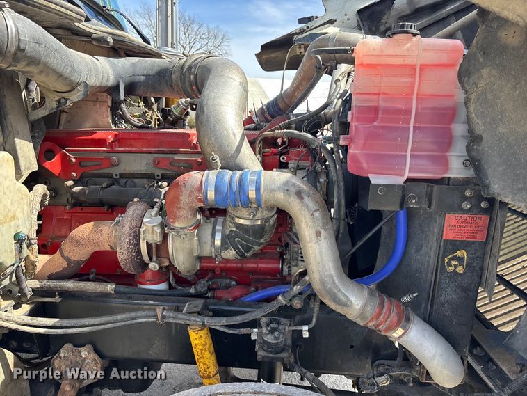 image for item EA4565 2005 International 9900i semi truck