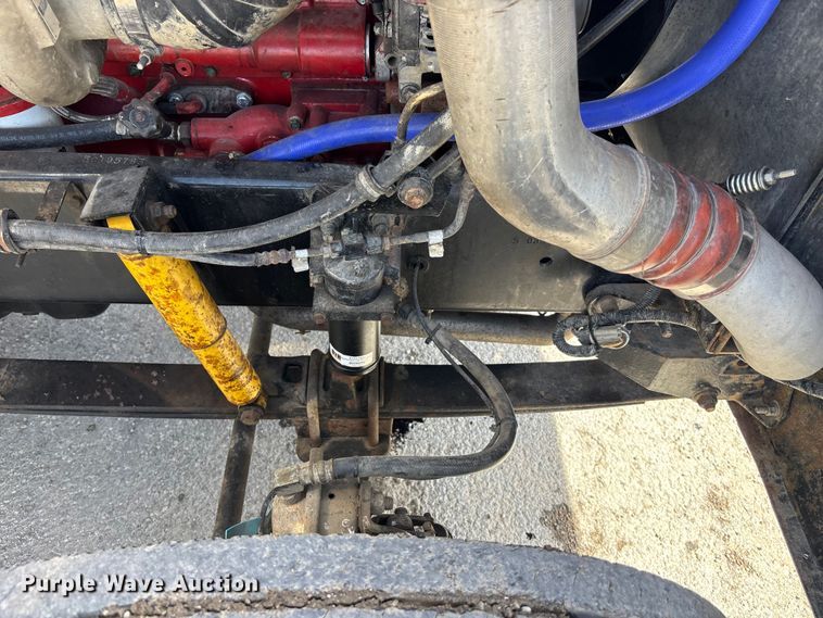 image for item EA4565 2005 International 9900i semi truck