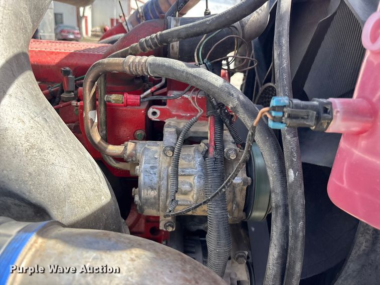 image for item EA4565 2005 International 9900i semi truck