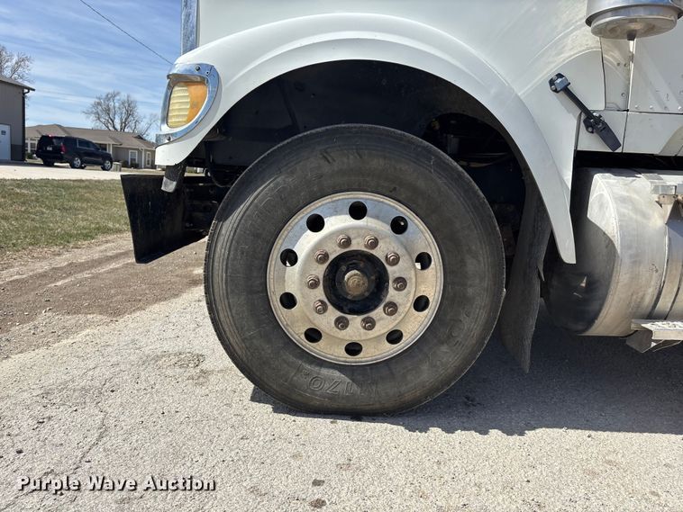 image for item EA4565 2005 International 9900i semi truck