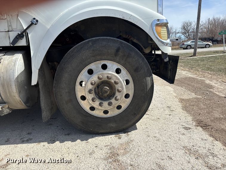 image for item EA4565 2005 International 9900i semi truck