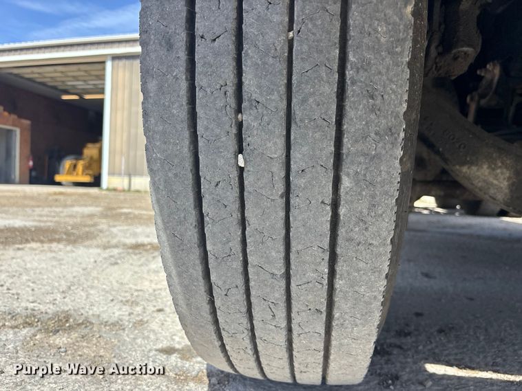 image for item EA4565 2005 International 9900i semi truck