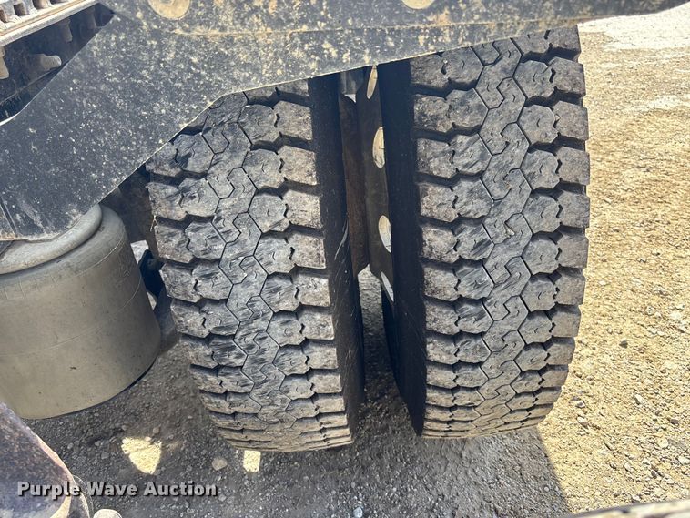 image for item EA4565 2005 International 9900i semi truck