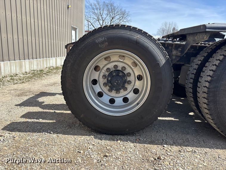 image for item EA4565 2005 International 9900i semi truck