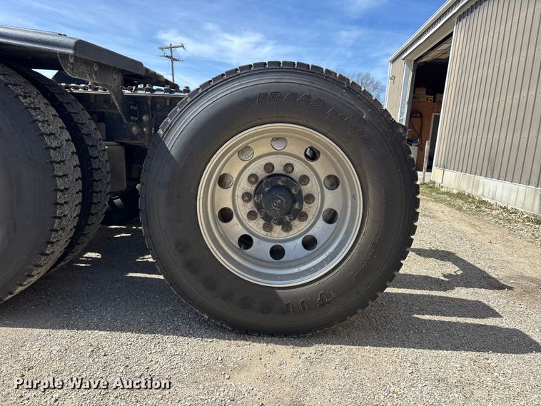 image for item EA4565 2005 International 9900i semi truck