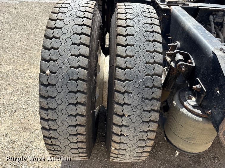 image for item EA4565 2005 International 9900i semi truck