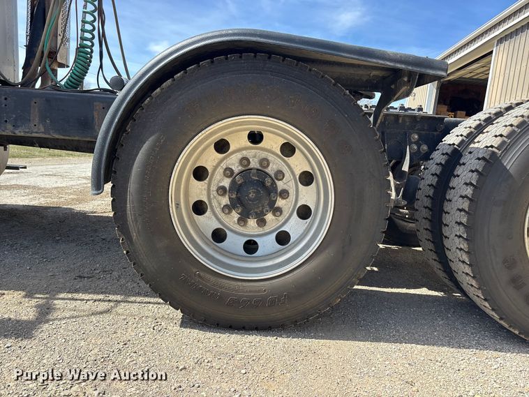 image for item EA4565 2005 International 9900i semi truck