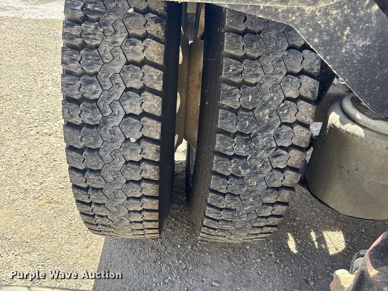 image for item EA4565 2005 International 9900i semi truck