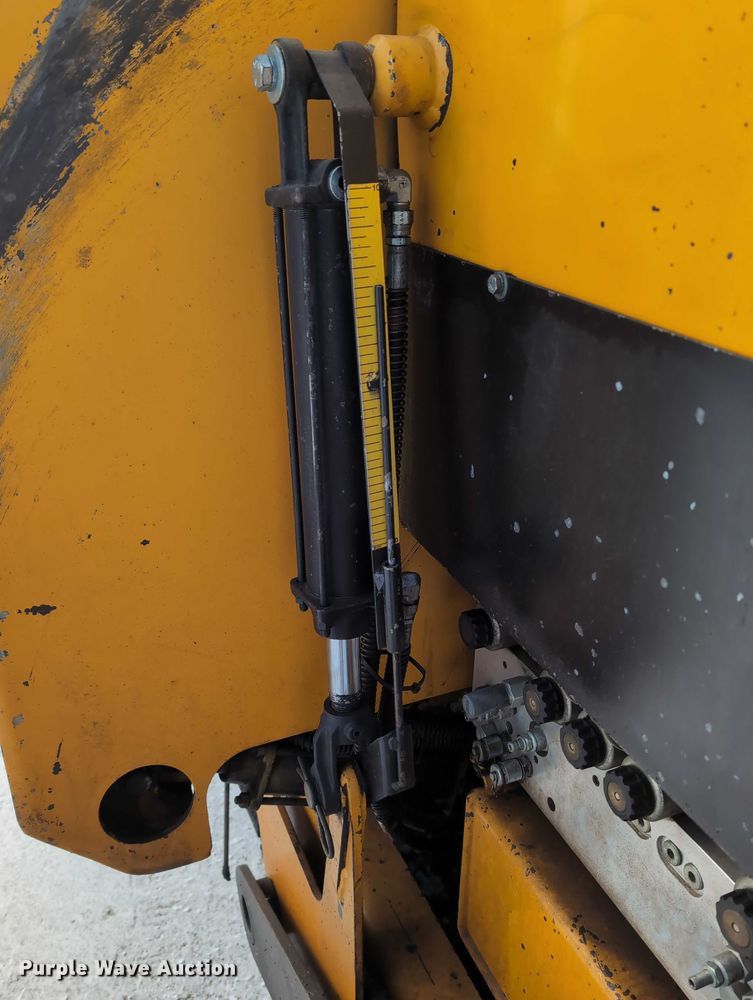 image for item EG2731 2011 Mauldin 1750C paver