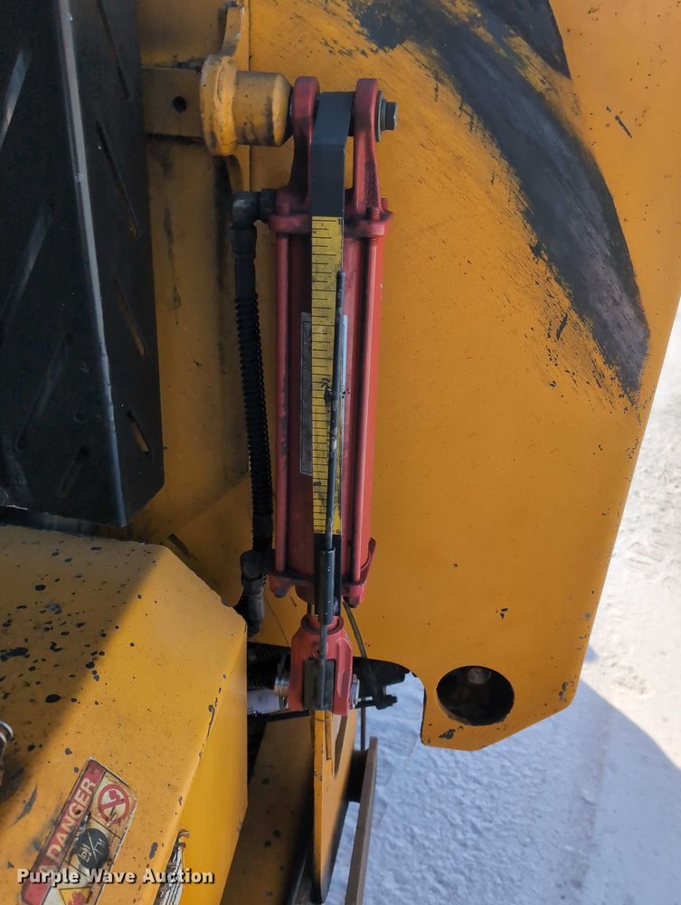 image for item EG2731 2011 Mauldin 1750C paver