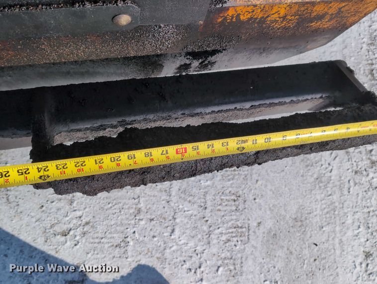 image for item EG2731 2011 Mauldin 1750C paver