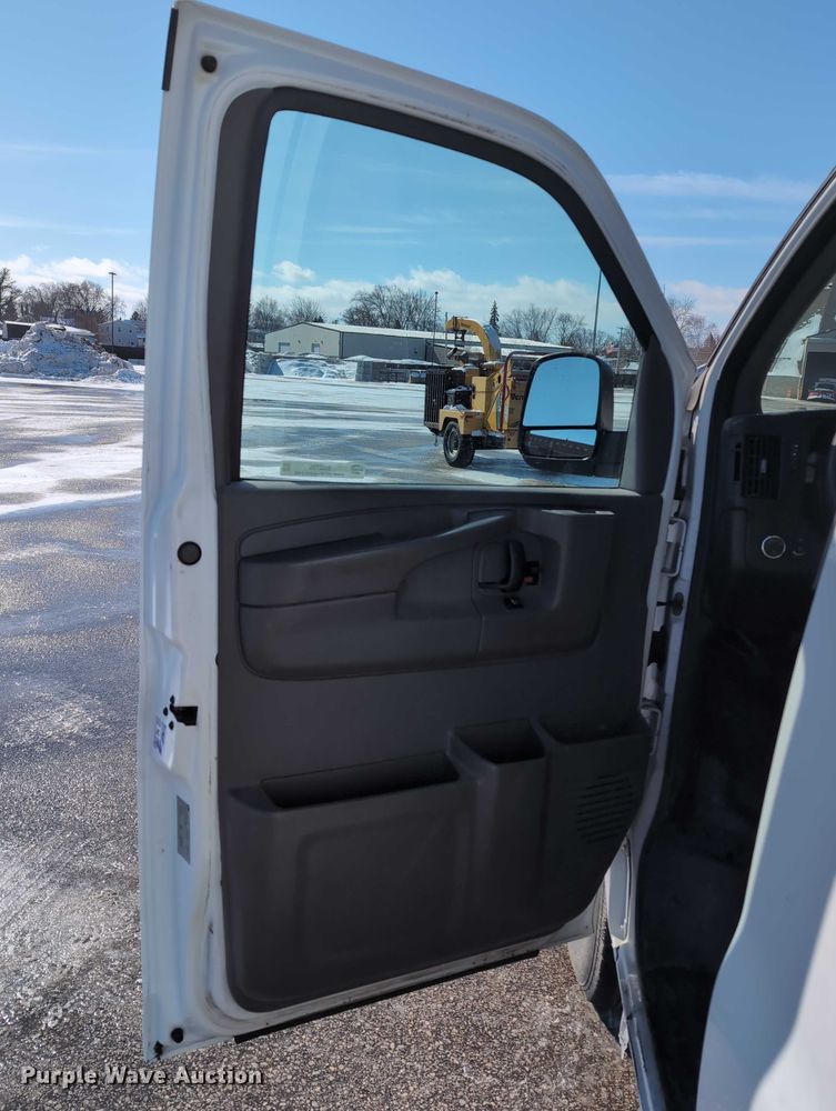 image for item EG2735 2008 GMC Savana G3500 van