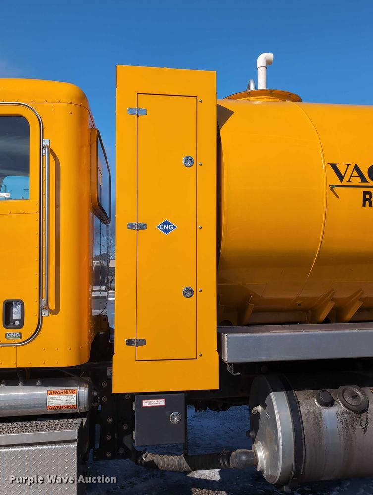 image for item EG2738 2014 Peterbilt 365 sewer jetter truck