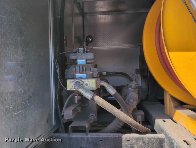 image for item EG2738 2014 Peterbilt 365 sewer jetter truck