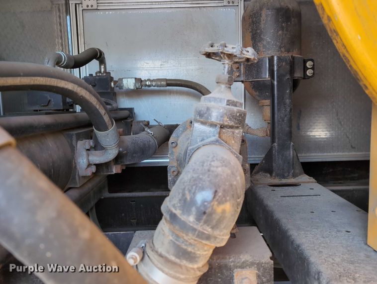 image for item EG2738 2014 Peterbilt 365 sewer jetter truck