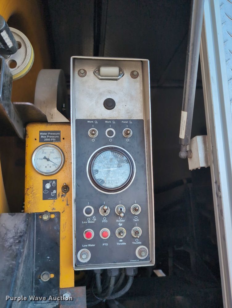 image for item EG2738 2014 Peterbilt 365 sewer jetter truck