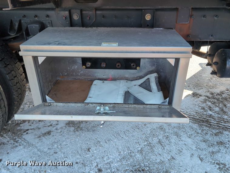 image for item EG2738 2014 Peterbilt 365 sewer jetter truck