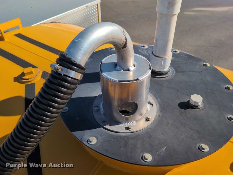 image for item EG2738 2014 Peterbilt 365 sewer jetter truck