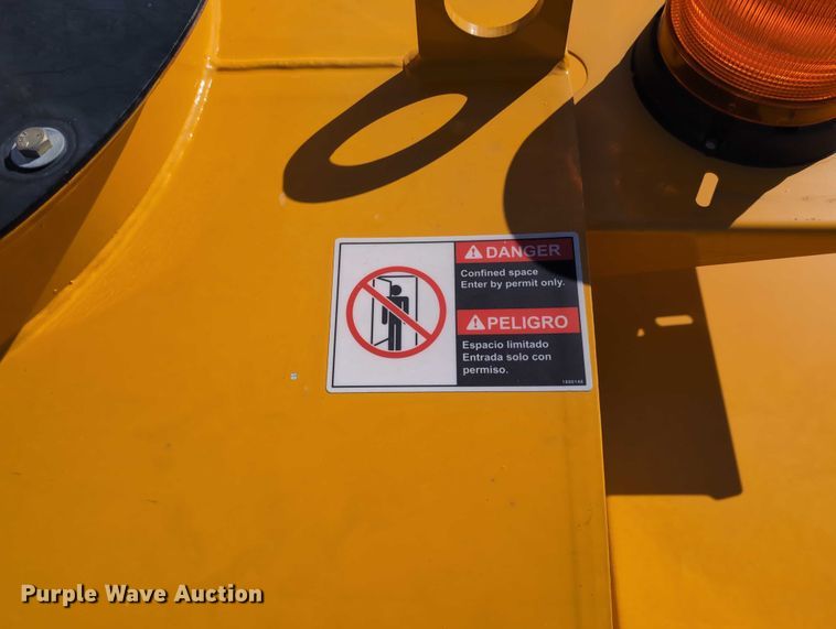 image for item EG2738 2014 Peterbilt 365 sewer jetter truck