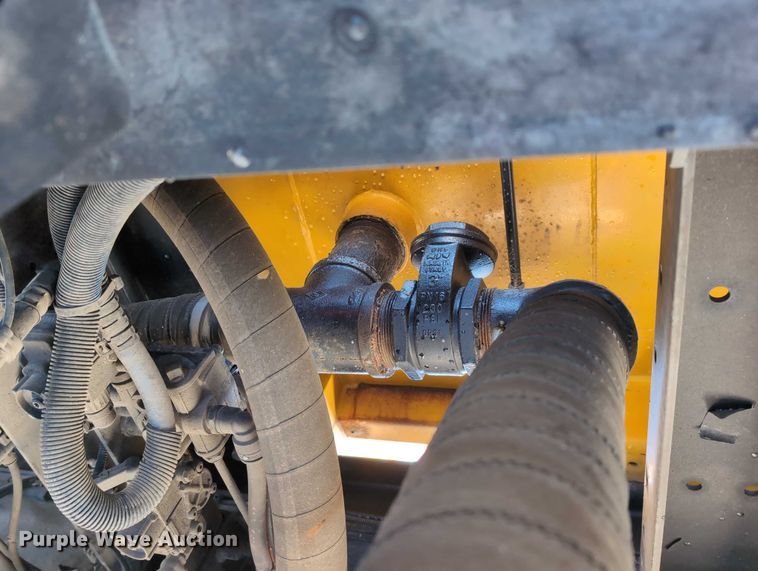 image for item EG2738 2014 Peterbilt 365 sewer jetter truck