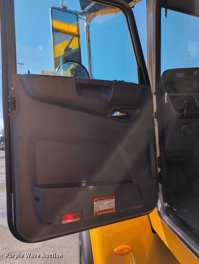 image for item EG2738 2014 Peterbilt 365 sewer jetter truck