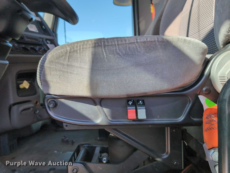 image for item EG2738 2014 Peterbilt 365 sewer jetter truck