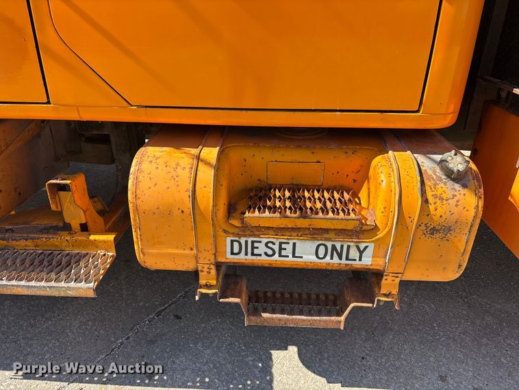 image for item EM5019 1990 International 4700 Crew Cab utility / service truck