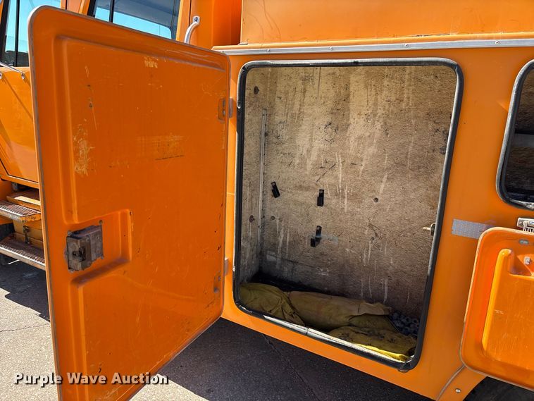 image for item EM5019 1990 International 4700 Crew Cab utility / service truck