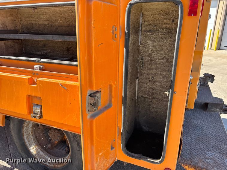 image for item EM5019 1990 International 4700 Crew Cab utility / service truck